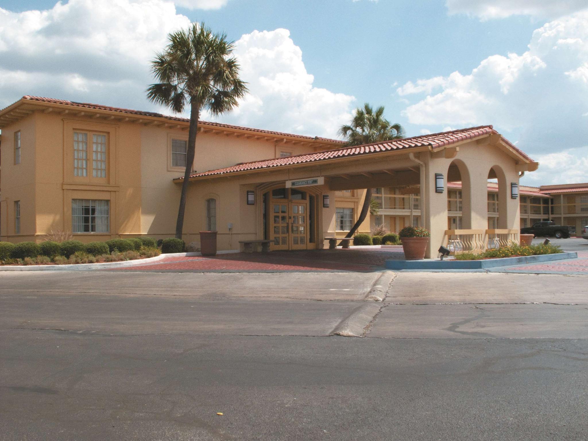 Hotel Baymont By Wyndham San Antonio South Park Exterior foto